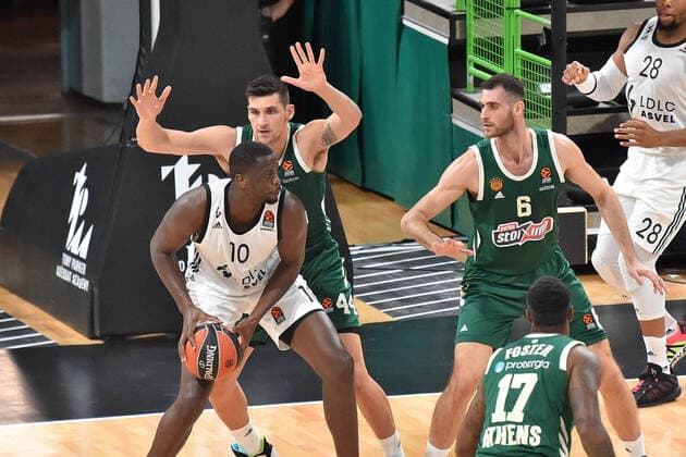 Moustapha Fall (asvel) vs Konstantinos Mitoglou (panathinaikos) BASKETBALL : LDLC ASVEL vs Panathinaikos Athenes - Euroleague - 01 12 2020 FredericChambert Panoramic 