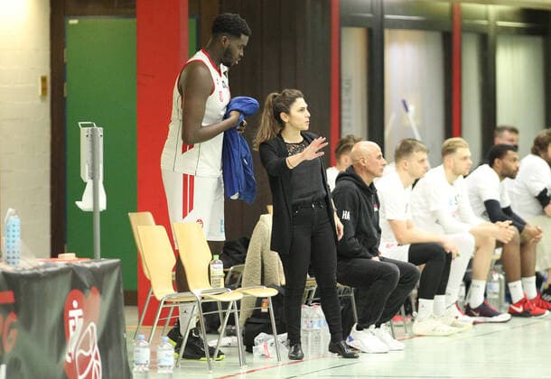 Basketball, ProB BARMER 2 Basketball Bundesliga, catch-up game from 2 matchdays, ETV Hamburg EN Baskets Schwelm 59 81 , Mayika Lungongo, ETV trainer Sükran Gencay Wandsbek Hamburg
