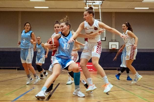 BERGISCH GLADBACH, GERMANY, DEC 2nd Carla Hermann ( 10 Bascats) controls the ball during the Toyota-DBBL-Cup game between the Rheinland Lions and the Capitol Bascats Düsseldorf at Schulzentrum Herkenrath, Bergisch Gladbach, Germany. T. HERZBERG Rheinland Lions vCapitol Bascats Düsseldorf 