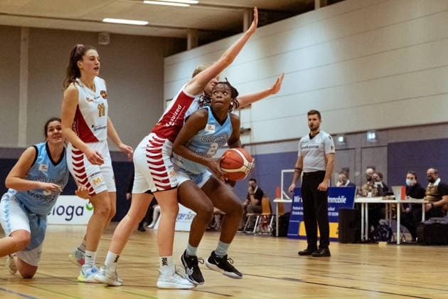 BERGISCH GLADBACH, GERMANY, DEC 2nd Maryam Adepoju Olantuji ( 2 Bascats) goes for two points during the Toyota-DBBL-Cup game between the Rheinland Lions and the Capitol Bascats Düsseldorf at Schulzentrum Herkenrath, Bergisch Gladbach, Germany. T. HERZBERG Rheinland Lions vCapitol Bascats Düsseldorf 