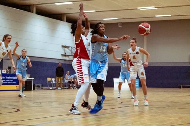 BERGISCH GLADBACH, GERMANY, DEC 2nd Marquita Lashae Waller ( 13 Bascats) passes the ball during the Toyota-DBBL-Cup game between the Rheinland Lions and the Capitol Bascats Düsseldorf at Schulzentrum Herkenrath, Bergisch Gladbach, Germany. T. HERZBERG Rheinland Lions vCapitol Bascats Düsseldorf 