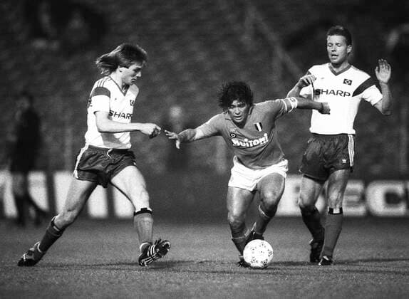 Hamburg, 13.08.1987, Fussball, Jubilaeumsspiel 100 Jahre HSV , Hamburger SV - SSC Neapel 3:2 Dietmar BEIERSDORFERER (HSV) , Diego MARADONA (SSC) und Harald SPOEHRL (HSV) v.li.n.re.- *** Hamburg, 13 08 1987, football, anniversary game 100 years HSV , Hamburger SV SSC Naples 3 2 Dietmar BEIERSDORFERERER HSV , Diego MARADONA SSC and Harald SPOEHRL HSV from left to right