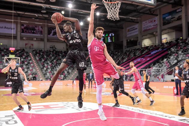 easyCredit BBL, Telekom Baskets Bonn vs Hamburg Towers, 03 12 2020 Zac Cuthbertson Hamburg Towers 40 , Leon Kratzer Telekom Baskets Bonn 21 , easyCredit BBL, Telekom Baskets Bonn vs Hamburg Towers on 03 12 2020 at the Telekom Dome Bonn, Bonn Nordrhein Westfalen Copyright: xBEAUTIFULxSPORTS Mueller-Laschetx