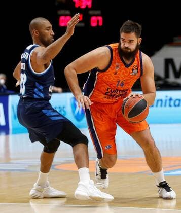 Valencia Basket s Bojan Dubljevic (R) in action against Alba Berlin s Jayson Granger (L) during a EuroLeague basketball match between Valencia Basket and Alba Berlin at Fuente de San Luis stadium in Valencia, eastern Spain, 03 December 2020. Valencia Basket vs Alba Berin !ACHTUNG: NUR REDAKTIONELLE NUTZUNG!  Copyright: xMiguelxÁngelxPolox GRAF9868 20201203-637426302637641800