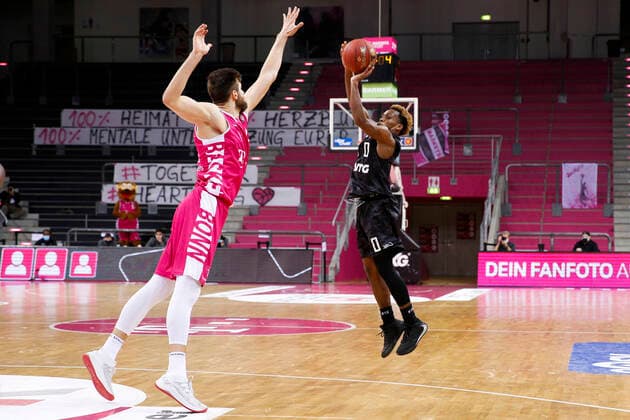 BBL easyCredit Basketball Bundesliga Season 2020 2021 4 Matchday on Thursday, December 03, 2020 at Telekom Dome Telekom Baskets Bonn Hamburg Towers v l Leon Kratzer Bonn , TJ Shorts II Towers Telekom Baskets Bonn Hamburg Towers