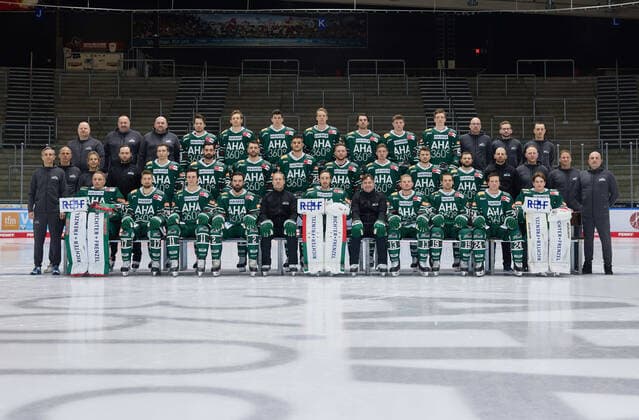 Augsburg Panther, DEL, Media Day, team photo Front row from left Markus Keller, Thomas Holzmann, Adam Payerl, Brady Lamb, Trainer Tray Tuomie, Olivier Roy, Assistant Coach Jamie Bartman, Steffen Tölzer, Drew LeBlanc, T J Trevelyan Moritz Borst Middle row of links Team doctor Dr Karsten Bogner, team doctor Dr Jens Ulrich Otto, sports manager Duanne Moeser, goalkeeper coach Max Dürr, Jaroslav Hafenrichter, Scott Valentine, Henry Haase, John Rogl, Simon Sezemsky, Marco Sternheimer, David Stieler, Wade Bergman, athletics coach Gregor Grutschnig, development coach Heiko Vogler, sports scientist Harry Swatosch, team doctor Dipl med Vladislav Trivaks Back row from left coach Marco Nachrichter, Coach Volker Reinhardt, coach Uwe Moser, Samir Kharboutli, Magnus Eisenmenger, Alex Lambacher, Max Eisenmenger, Michael Clarke, Dennis Miller, Niklas Länger, physiotherapist Alex Ablaß, physiotherapist Ferdinand Merckx, physiotherapist Oliver Rönsch