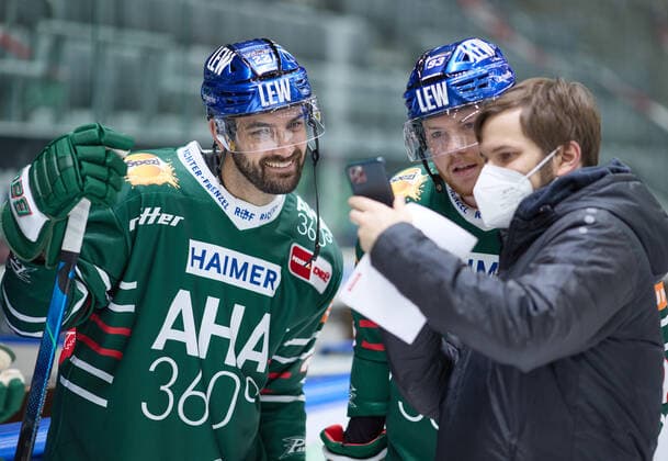 Scott Valentine Augsburger Panther 22 and Simon Sezemsky Augsburger Panther 93, centre with press spokesman Stefan Esch DEL, portrait date 2020 2021,