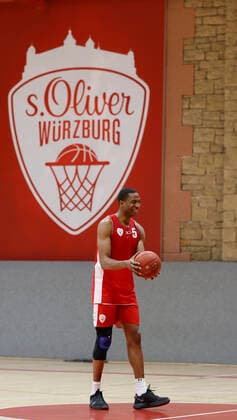 Germany, Wuerzburg, Trainingszentrum s Oliver Wuerzburg, 04 12 2020, emspor, emonline, despor, deonline, Training s Oliver Wuerzburg with Justin Sears Picture from left starts Justin Sears s Oliver Wuerzburg against Braunschweig for the first time for s Oliver Wuerzburg in the BBL, after surviving injury Copyright: HMBxMedia xHeikoxBecker