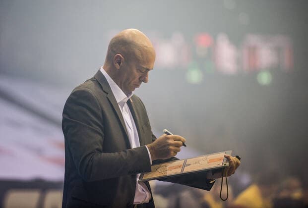 GER, Basketball, EWE Baskets Oldenburg vs. NINERS Chemnitz 04 12 2020, EWE Arena, Oldenburg, GER, easy Credit BBL, EWE Baskets Oldenburg vs. NINERS Chemnitz, in the picture with the board in his hand Rodrigo PASTORE NINERS Chemniz Headcoach Trainer nordphotoxRojahn nph00310