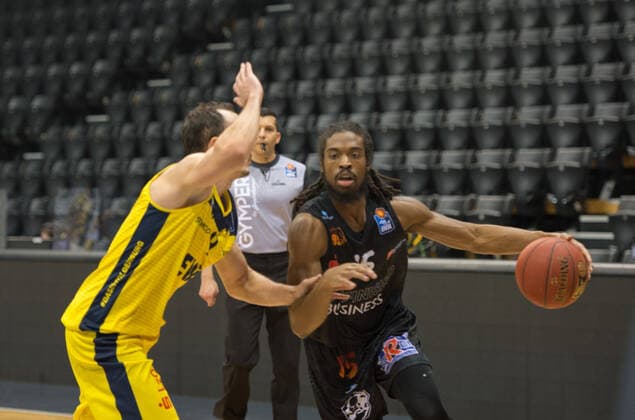 GER, Basketball, EWE Baskets Oldenburg vs. NINERS Chemnitz 04 12 2020, EWE Arena, Oldenburg, GER, easy Credit BBL, EWE Baskets Oldenburg vs. NINERS Chemnitz, in the picture Marcus THORTON NINERS Chemniz 15 Karsten TADDA EWE Baskets Oldenburg 9 nordphotoxRojahn nph00310