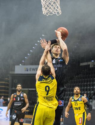 GER, Basketball, EWE Baskets Oldenburg vs NINERS Chemnitz 04 12 2020, EWE Arena, Oldenburg, GER, easy Credit BBL, EWE Baskets Oldenburg vs NINERS Chemnitz, in the picture of the EX Oldenburg Jan Niklas WIMBERG NINERS Chemniz 8 against Karsten TADDA EWE Baskets Oldenburg 9 nordphotoxRojahn nph00310