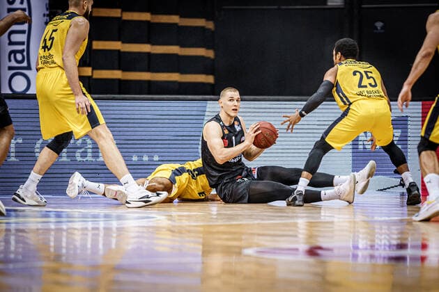 easyCredit BBL 4 matchday EWE Baskets NINERS Chemnitz Basketball Oldenburg 04 12 2020 Season 2020 2021 easyCredit BBL 4 matchday EWE Baskets NINERS Chemnitz No 7, Jonas Richter editorial use only commercial use use only after consultation with the photographer Oldenburg Germany