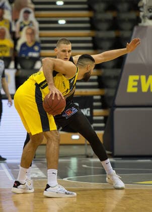 GER, Basketball, EWE Baskets Oldenburg vs NINERS Chemnitz 04 12 2020, EWE Arena, Oldenburg, GER, easy Credit BBL, EWE Baskets Oldenburg vs NINERS Chemnitz, in the picture Martin BREUNING EWE Baskets Oldenburg 12 Jonas RICHTER NINERS Chemniz 7 nordphotoxRojahn nph00310