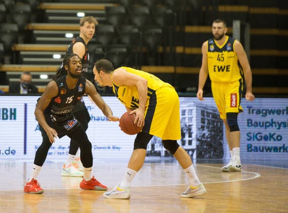 GER, Basketball, EWE Baskets Oldenburg vs NINERS Chemnitz 04 12 2020, EWE Arena, Oldenburg, GER, easy Credit BBL, EWE Baskets Oldenburg vs NINERS Chemnitz, in the picture Karsten TADDA EWE Baskets Oldenburg 9 Marcus THORTON NINERS Chemniz 15 nordphotoxRojahn nph00310