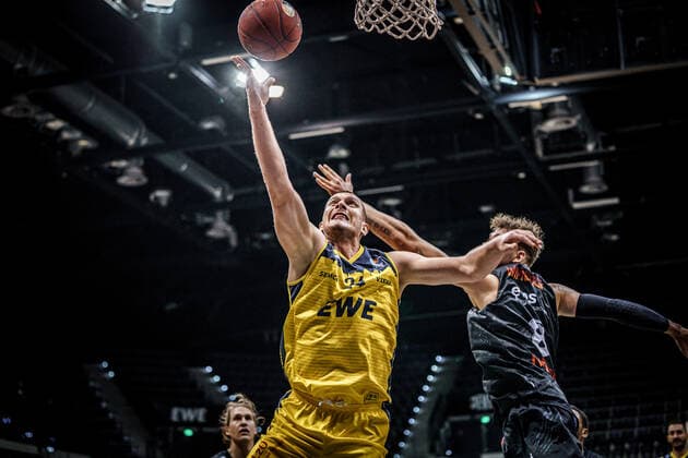 easyCredit BBL 4 matchday EWE Baskets NINERS Chemnitz Basketball Oldenburg 04 12 2020 Season 2020 2021 easyCredit BBL 4 matchday EWE Baskets NINERS Chemnitz 24, Rasid Mahalbasic, EWE Baskets Oldenburg No 8, Jan Niklas Wimberg only editorial use commercial use use only after consultation with the photographer Oldenburg Germany
