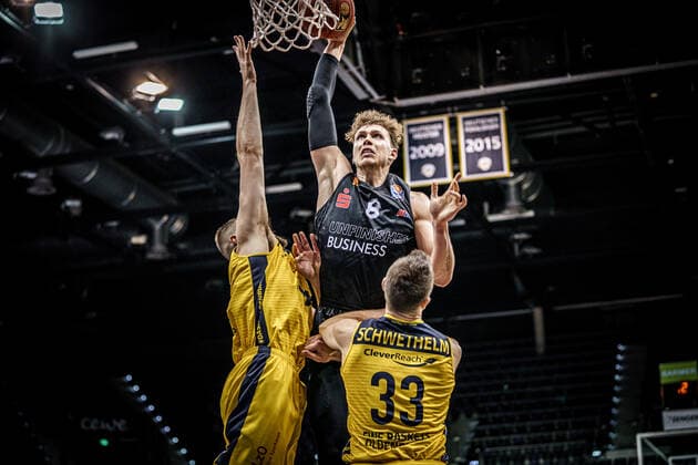 easyCredit BBL 4 matchday EWE Baskets NINERS Chemnitz Basketball Oldenburg 04 12 2020 Season 2020 2021 easyCredit BBL 4 matchday EWE Baskets NINERS Chemnitz No 8, Jan Niklas Wimberg 33, Philipp Schwethelm, EWE Baskets Oldenburg only editorial use commercial use use only after consultation with the photographer Oldenburg Germany