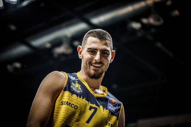 easyCredit BBL 4 matchday EWE Baskets NINERS Chemnitz Basketball Oldenburg 04 12 2020 Season 2020 2021 easyCredit BBL 4 matchday EWE Baskets NINERS Chemnitz 7, Sebastian Herrera, EWE Baskets Oldenburg only editorial use commercial use use only after consultation with the photographer Oldenburg Germany
