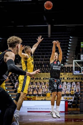 easyCredit BBL 4 matchday EWE Baskets NINERS Chemnitz Basketball Oldenburg 04 12 2020 Season 2020 2021 easyCredit BBL 4 matchday EWE Baskets NINERS Chemnitz 45, Nathan Boothe, EWE Baskets Oldenburg No 03, Malte Ziegenhagen only editorial use commercial use use only after consultation with the photographer Oldenburg Germany