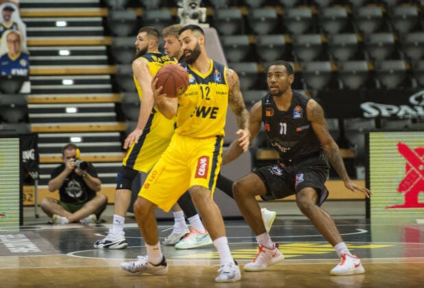 GER, Basketball, EWE Baskets Oldenburg vs NINERS Chemnitz 04 12 2020, EWE Arena, Oldenburg, GER, easy Credit BBL, EWE Baskets Oldenburg vs NINERS Chemnitz, in the picture Martin BREUNING EWE Baskets Oldenburg 12 Isiaha MIKE NINERS Chemniz 11 nordphotoxRojahn nph00310