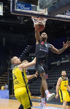 GER, Basketball, EWE Baskets Oldenburg vs. NINERS Chemnitz 04 12 2020, EWE Arena, Oldenburg, GER, easy Credit BBL, EWE Baskets Oldenburg vs. NINERS Chemnitz, in picture Dunking Isiaha MIKE NINERS Chemniz 11 Rasid MAHALBASIC EWE Baskets Oldenburg 24 nordphotoxRojahn nph00310