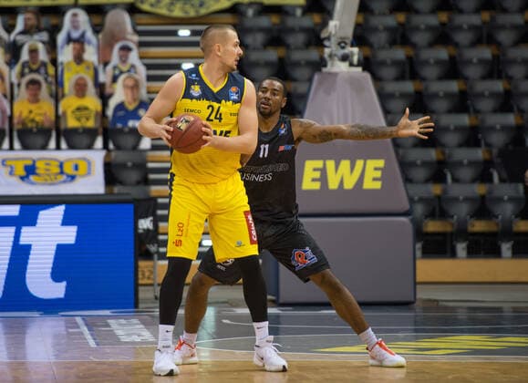 GER, Basketball, EWE Baskets Oldenburg vs NINERS Chemnitz 04 12 2020, EWE Arena, Oldenburg, GER, easy Credit BBL, EWE Baskets Oldenburg vs NINERS Chemnitz, in the picture Rasid MAHALBASIC EWE Baskets Oldenburg 24 Isiaha MIKE NINERS Chemniz 11 nordphotoxRojahn nph00310