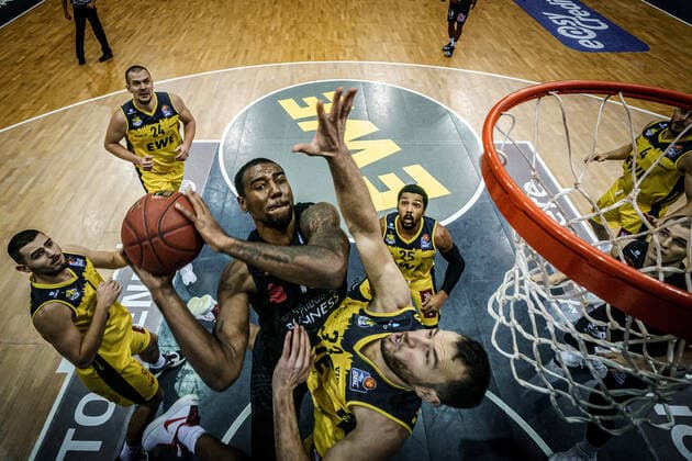 easyCredit BBL 4 matchday EWE Baskets NINERS Chemnitz Basketball Oldenburg 04 12 2020 Season 2020 2021 easyCredit BBL 4 matchday EWE Baskets NINERS Chemnitz 11, Isiaha Mike 33, Philipp Schwethelm, EWE Baskets Oldenburg only editorial use commercial use use only after consultation with the photographer Oldenburg Germany
