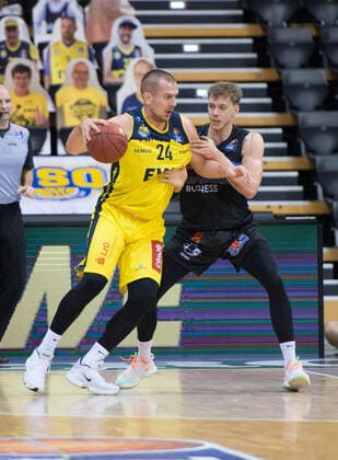 GER, Basketball, EWE Baskets Oldenburg vs NINERS Chemnitz 04 12 2020, EWE Arena, Oldenburg, GER, easy Credit BBL, EWE Baskets Oldenburg vs NINERS Chemnitz, in the picture everything goes Rasid MAHALBASIC EWE Baskets Oldenburg 24 Jan Niklas WIMBERG NINERS Chemniz 8 nordphotoxRojahn nph00310
