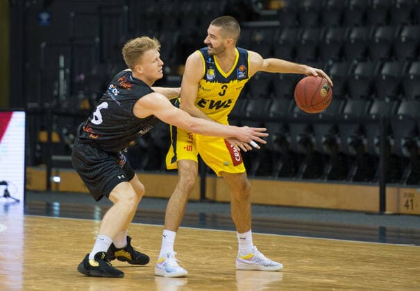 GER, Basketball, EWE Baskets Oldenburg vs NINERS Chemnitz 04 12 2020, EWE Arena, Oldenburg, GER, easy Credit BBL, EWE Baskets Oldenburg vs NINERS Chemnitz, in the picture Braydon HOBBS EWE Baskets Oldenburg 3 Luis FIGGE NINERS Chemniz 6 nordphotoxRojahn nph00310
