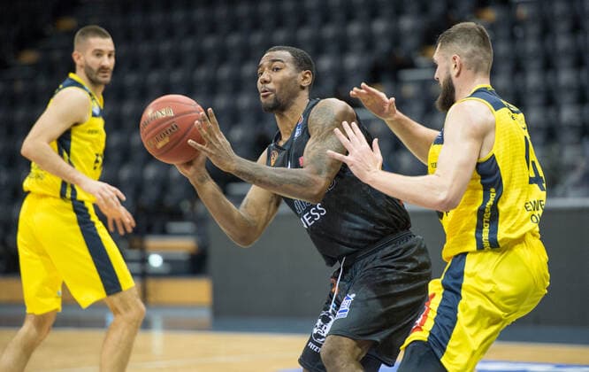 GER, Basketball, EWE Baskets Oldenburg vs NINERS Chemnitz 04 12 2020, EWE Arena, Oldenburg, GER, easy Credit BBL, EWE Baskets Oldenburg vs NINERS Chemnitz, in the picture Isiaha MIKE NINERS Chemniz 11 Nathan BOATS EWE Baskets Oldenburg 45 nordphotoxRojahn nph00310