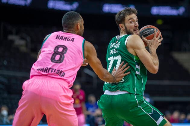 2020-12-04 Kaunas Lithuania. Basketball team Zalgiris Kaunas plays vs Barca Basket Euroleague game at Zalgiris arena in Kaunas on Friday 4 of December 2020. 77JOFFREY LAUVERGNE 8 ADAM HANGA. Kaunas Lithuania  Copyright: xKarolisxKavolelisx euroleague basketball