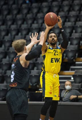 GER, Basketball, EWE Baskets Oldenburg vs NINERS Chemnitz 04 12 2020, EWE Arena, Oldenburg, GER, easy Credit BBL, EWE Baskets Oldenburg vs NINERS Chemnitz, in picture Phil PRESSEY EWE Baskets Oldenburg 25 Jan Niklas WIMBERG NINERS Chemniz 8 nordphotoxRojahn nph00310