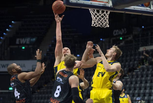 GER, Basketball, EWE Baskets Oldenburg vs. NINERS Chemnitz 04 12 2020, EWE Arena, Oldenburg, GER, easy Credit BBL, EWE Baskets Oldenburg vs. NINERS Chemnitz, in the picture under the basket Rasid MAHALBASIC EWE Baskets Oldenburg 24 Virgil MATTHEWS NINERS Chemniz 4 Jan Niklas WIMBERG NINERS Chemniz 8 Jacob HOLLATZ EWE Baskets Oldenburg 11 nordphotoxRojahn nph00310