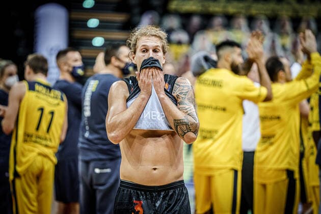 easyCredit BBL 4 matchday EWE Baskets NINERS Chemnitz Basketball Oldenburg 04 12 2020 Season 2020 2021 easyCredit BBL 4 matchday EWE Baskets NINERS Chemnitz No 03, Malte Ziegenhagen only editorial use commercial use only after consultation with the photographer Oldenburg Germany