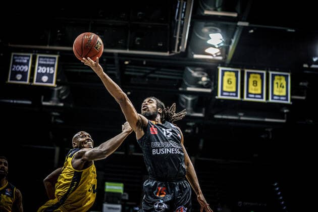 easyCredit BBL 4 matchday EWE Baskets NINERS Chemnitz Basketball Oldenburg 04 12 2020 Season 2020 2021 easyCredit BBL 4 matchday EWE Baskets NINERS Chemnitz 23, Rickey Paulding, EWE Baskets Oldenburg 15, Marcus Thornton only editorial use commercial use use only after consultation with the photographer Oldenburg Germany