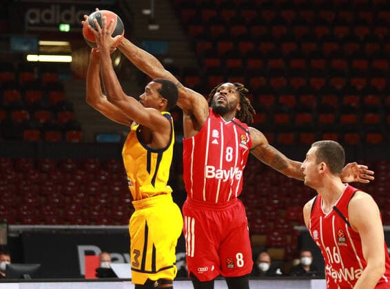 8 Jalen Reynolds and 16 Paul Zipser FCBB, red, against Errik Mccollum, Khimki Basketball, EuroLeague, FC Bayern Munich vs Khimki Moscow, Audi Dome, 04 12 2020 PHOTO Mladen Lackovic LakoPress
