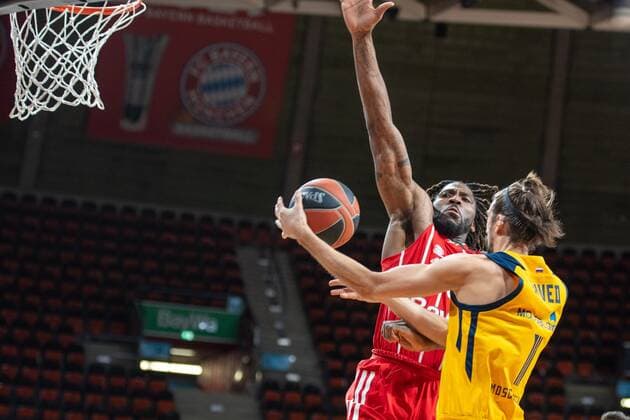 Jalen Reynolds 8 FC Bayern , Alexey Shved 1 BK Khimki Moscow , FC Bayern Basketball vs BC Khimki Moscow, Basketball, Euroleague, 04 12 2020 Munich Bayern Germany Copyright: xkolbert-press UlrichxGamelx