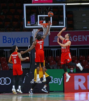 04 12 2020, EuroLeague Basketball, FCB Basketball vs. BK Kimkhi, Audi Dome Munich, Sport, pictured here Nick Weiler Babi FCB Basketball , Jalen Reynolds FCB Basketball and Paul Zipser FCB Basketball in Defense