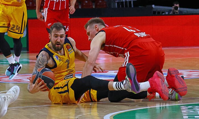 04 12 2020, EuroLeague Basketball, FCB Basketball vs BK Kimkhi, Audi Dome Munich, Sport, in the picture Alex King FCB Basketball vs Leon Radosevic FCB Basketball