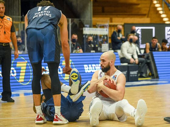 Dennis Kramer BG Goettingen sits with ball on the ground, GER, HAKRO Merlins Crailsheim vs BG Goettingen, 4 matchday easycredit Basketball Bundesliga, season 2020 2021, 04 12 2020 GER, HAKRO Merlins Crailsheim vs BG Goettingen, 4 matchday easycredit Basketball Bundesliga, season 2020 2021, 04 12 2020 Crailsheim Copyright: xEibnerxPressefoto MichaelxMemmlex EP_MMR