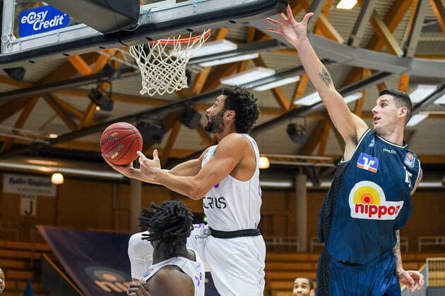Galen Robinson Jr BG Goettingen jumps to the basket, Bogdan Radosavljevic HAKRO Merlins Crailsheim tries to defend, GER, HAKRO Merlins Crailsheim vs BG Goettingen, 4 matchday easycredit Basketball Bundesliga, season 2020 2021, 04 12 2020 GER, HAKRO Merlins Crailsheim vs BG Goettingen, 4 matchday easycredit Basketball Bundesliga, season 2020 2021, 04 12 2020 Crailsheim Copyright: xEibnerxPressefoto MichaelxMemmlex EP_MMR