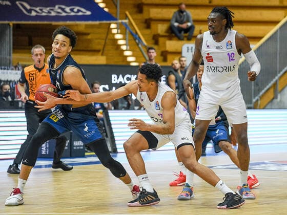 Nelson Weidemann BG Goettingen in duel with Jamuni McNeace HAKRO Merlins Crailsheim , GER, HAKRO Merlins Crailsheim vs BG Goettingen, 4 matchday easycredit Basketball Bundesliga, season 2020 2021, 04 12 2020 GER, HAKRO Merlins Crailsheim vs BG Goettingen, 4 matchday easycredit Basketball Bundesliga, season 2020 2021, 04 12 2020 Crailsheim Copyright: xEibnerxPressefoto MichaelxMemmlex EP_MMR