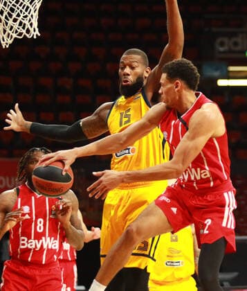 2 Wade Baldwin FCBB, red, against Greg Monroe, Khimki Basketball, EuroLeague, FC Bayern Munich vs Khimki Moscow, Audi Dome, 04 12 2020 PHOTO Mladen Lackovic LakoPress