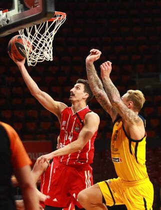 14 Nihad Djedovic, FCBB, red, against Janis Timma, Khimki Basketball, EuroLeague, FC Bayern Munich vs Khimki Moscow, Audi Dome, 04 12 202014 Nihad Djedovic FOTO Mladen Lackovic LakoPress