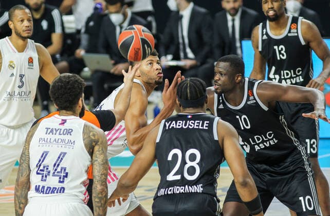 December 4, 2020, Madrid, MADRID, SPAIN: Walter Samuel Tavares da Veiga of Real Madrid and Moustapha Fall of Asvel Lyon-Villeurbanne in action during the Euroleague basketball match played between Real Madrid and Asvel Lyon-Villeurbanne at WiZink Center on December 04, 2020, in Madrid, Spain. Madrid SPAIN - ZUMAa181 20201204_zaa_a181_022 Copyright: xIrinaxR.xHipolitox