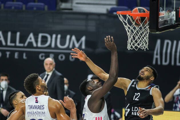 December 4, 2020, Madrid, MADRID, SPAIN: Usman Garuba of Real Madrid and Amine Noua of Asvel Lyon-Villeurbanne in action during the Euroleague basketball match played between Real Madrid and Asvel Lyon-Villeurbanne at WiZink Center on December 04, 2020, in Madrid, Spain. Madrid SPAIN - ZUMAa181 20201204_zaa_a181_043 Copyright: xIrinaxR.xHipolitox