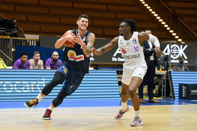 Bogdan Radosavljevic HAKRO Merlins Crailsheim in duel with Tai Odiase BG Goettingen , GER, HAKRO Merlins Crailsheim vs BG Goettingen, 4 matchday easycredit Basketball Bundesliga, season 2020 2021, 04 12 2020 GER, HAKRO Merlins Crailsheim vs BG Goettingen, 4 matchday easycredit Basketball Bundesliga, season 2020 2021, 04 12 2020 Crailsheim Copyright: xEibnerxPressefoto MichaelxMemmlerx EP_MMR