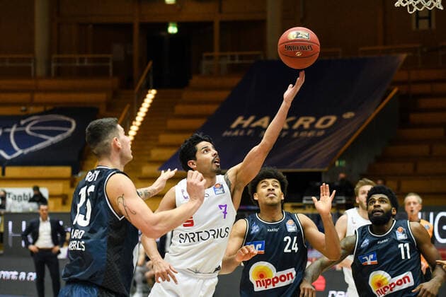 Jorge Gutierrez BG Goettingen at the basket in a duel with Bogdan Radosavljevic HAKRO Merlins Crailsheim and Jeremy Jones HAKRO Merlins Crailsheim , GER, HAKRO Merlins Crailsheim vs BG Goettingen, 4 matchday easycredit Basketball Bundesliga, season 2020 2021, 04 12 2020 GER, HAKRO Merlins Crailsheim vs BG Goettingen, 4 matchday easycredit Basketball Bundesliga, season 2020 2021, 04 12 2020 Crailsheim Copyright: xEibnerxPressefoto MichaelxMemmlerx EP_MMR