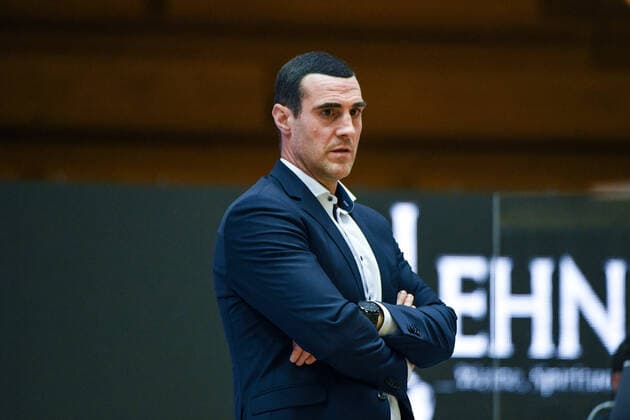 Roel Moors BG Goettingen observes the game sceptically, GER, HAKRO Merlins Crailsheim vs BG Goettingen, 4 matchday easycredit Basketball Bundesliga, season 2020 2021, 04 12 2020 GER, HAKRO Merlins Crailsheim vs BG Goettingen, 4 matchday easycredit Basketball Bundesliga, season 2020 2021, 04 12 2020 Crailsheim Copyright: xEibnerxPressefoto MichaelxMemmlerx EP_MMR