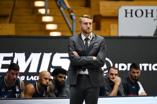 Tuomas Iisalo HAKRO Merlins Crailsheim watches the game, GER, HAKRO Merlins Crailsheim vs BG Goettingen, 4 matchday easycredit Basketball Bundesliga, season 2020 2021, 04 12 2020 GER, HAKRO Merlins Crailsheim vs BG Goettingen, 4 matchday easycredit Basketball Bundesliga, season 2020 2021, 04 12 2020 Crailsheim Copyright: xEibnerxPressefoto MichaelxMemmlerx EP_MMR