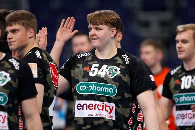 03 12 2020, ZAG Arena, Hanover, league match, 1 Bundesliga, TSV Hanover Burgdorf vs Frisch Auf Goeppingen, in the picture Justus Fischer 54, Han Burgdorf after the victory TSV Hanover Burgdorf vs Frisch Auf Goeppingen